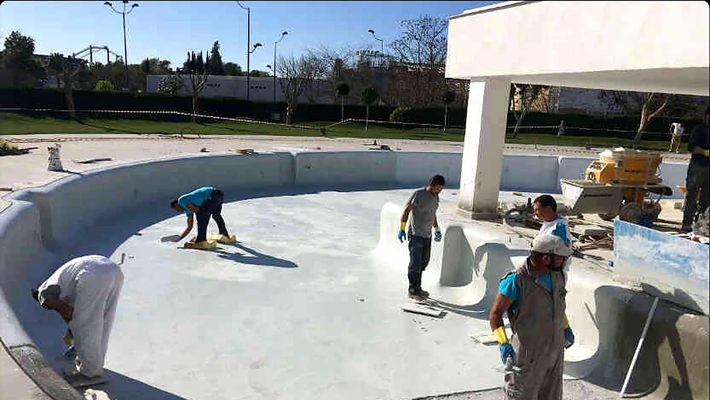 Applying a quartz aggregate finish to a curved pool