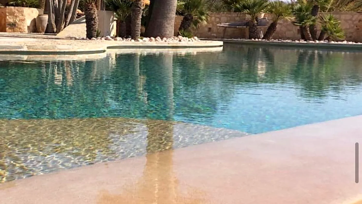 Close-up of the beach entry of a quartz aggregate pool